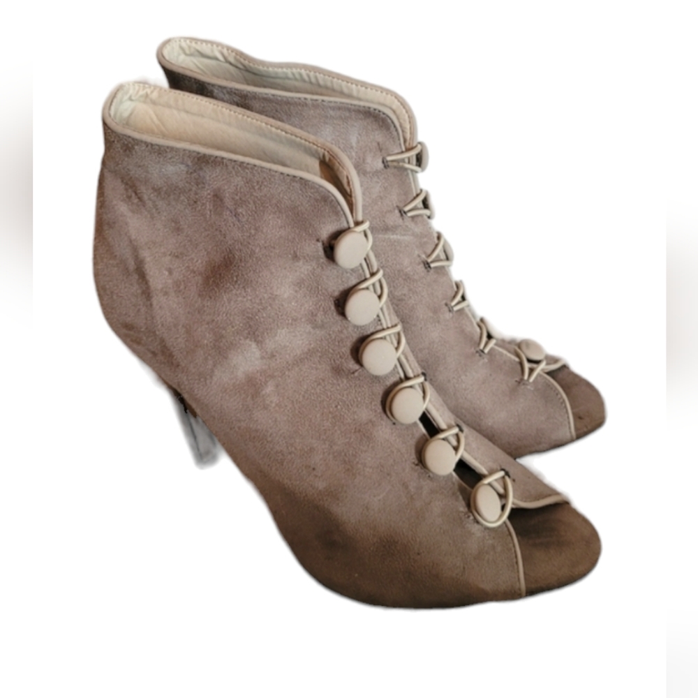 Ladies size 9.5 Gyphty Hook & loop open toe heels tan suede